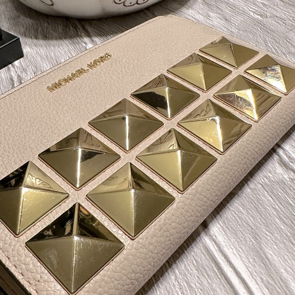 RARE✨ Michael KORS Pyramid Studded Wristlet - Picture 3 of 14